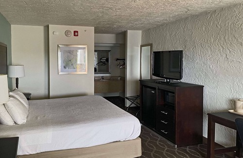 Clinton Hotel | Quality Inn Clinton North