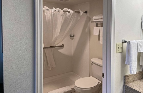 Clinton Hotel | Quality Inn Clinton North