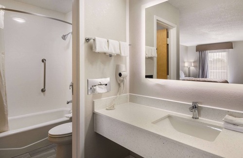 Emporia Hotel | Quality Inn Emporia