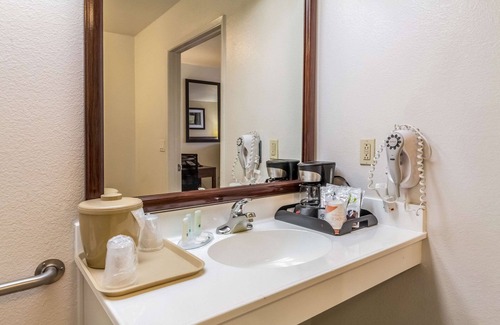 Raisin Hotel | Quality Inn Fresno Near University