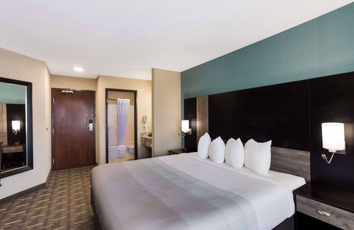 Galesburg Hotel | Quality Inn Galesburg near US Highway 34 and I-74