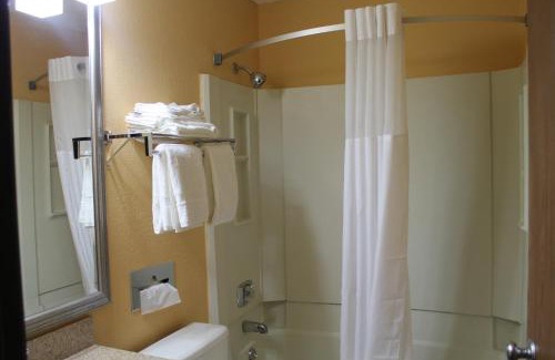 Canton Hotel | Quality Inn Hall of Fame