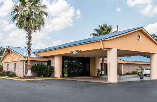Flemington Hotel | Quality Inn Hinesville - Fort Stewart Area, Kitchenette Rooms - Pool - Guest Laundry
