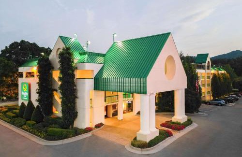 Pigeon Forge Hotel | Quality Inn Near the Island Pigeon Forge