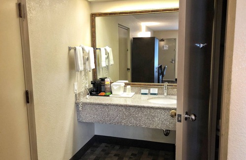 Riverside Hotel | Quality Inn Riverside near UCR and Downtown