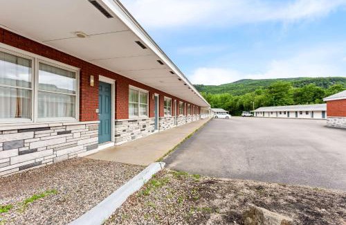Gorham Hotel | Quality Inn & Suites Gorham Riverside