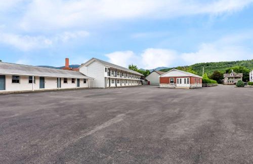 Gorham Hotel | Quality Inn & Suites Gorham Riverside