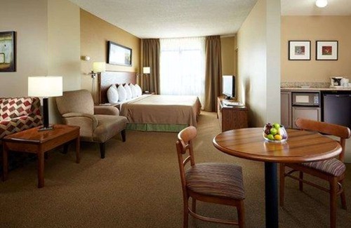Dorval Hotel | Quality Inn & Suites P.E. Trudeau Airport