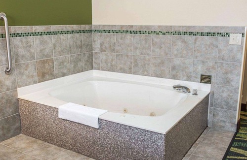 South Bend Hotel | Quality Inn & Suites South Bend Airport