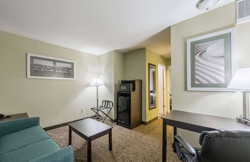 Muncie Hotel | Quality Inn & Suites University Area