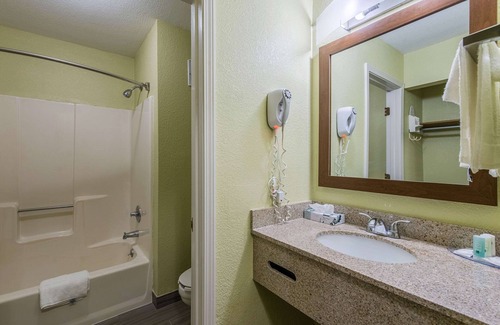 Muncie Hotel | Quality Inn & Suites University Area