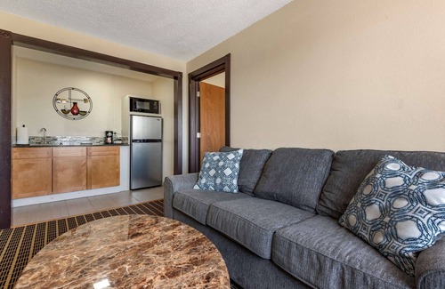 Warren Hotel | Quality Inn & Suites Warren