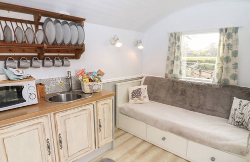 Oake Cottage | QUANTOCK VIEW, family friendly, with hot tub in Milverton