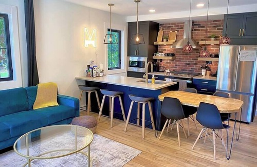 Kingsville House | QUEEN AND MILL, Queen & Mill - Stylish Getaway Steps to Spa, Restaurants, Cafes & Park