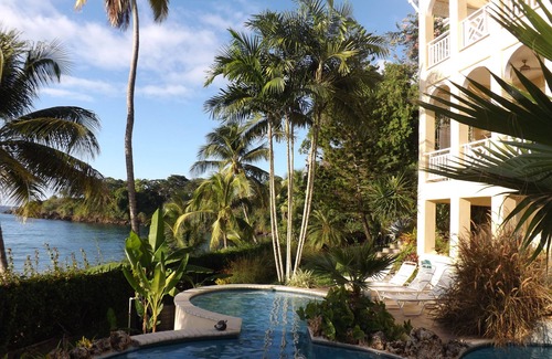 Black Rock Apartment | Queen Angel Suite. Stunning Apartment on Grafton Beach with Direct Beach Access