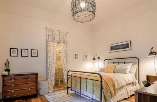 Earlewood Apartment | Queen Anne Eclectic Apartment