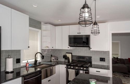 Stoneham House | Queen Bed - Boston - RM 3