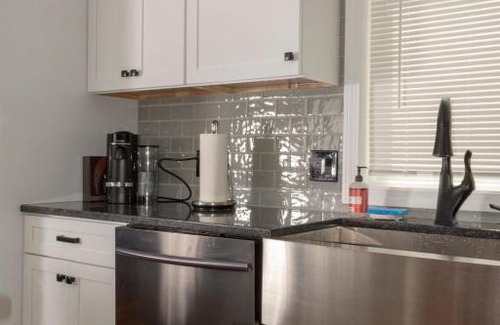 Stoneham House | Queen Bed - Boston - RM 3