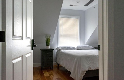 Stoneham House | Queen Bed - Boston - RM 3