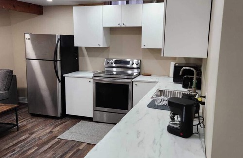 East Credit House | Queen Bedroom Apartment Mississauga Toronto