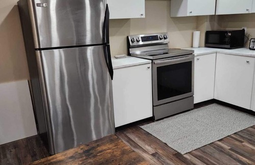 East Credit House | Queen Bedroom Apartment Mississauga Toronto