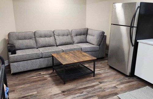 East Credit House | Queen Bedroom Apartment Mississauga Toronto