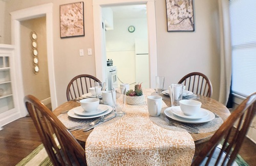 Oleander - Sunset Apartment | Queen Full Twin Bed/Sleeps 5/Furnished Private APT/In-Unit Washer Dryer/65" HDTV