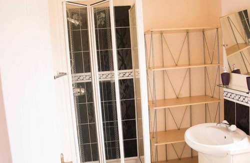 Gillingham House | Queen Guest house