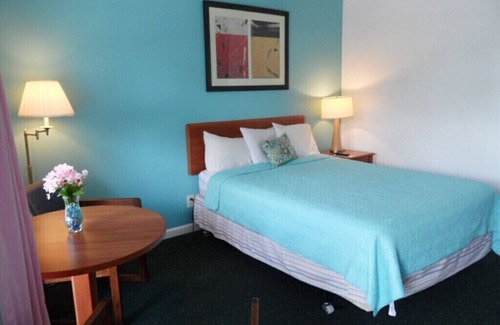 Lake George Hotel | QUEEN ROOM IN LAKE GEORGE-1