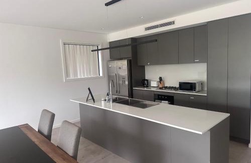 Guildford West House | Queen Room in Modern, Guildford House - OR7