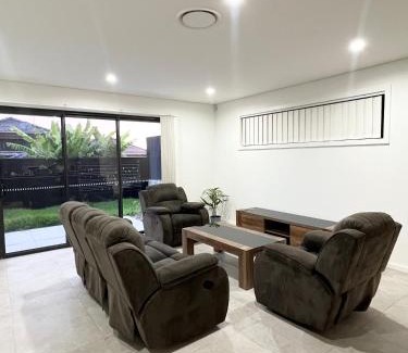 Guildford West House | Queen Room in Modern, Guildford House - OR7