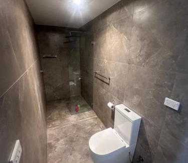 Guildford West House | Queen Room in Modern, Guildford House - OR7