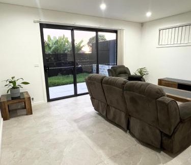 Guildford West House | Queen Room in Modern, Guildford House - OR7