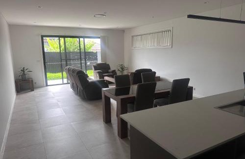 Guildford House | Queen Room in Modern House with Attached Bathroom - OR5