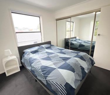 South Wentworthville House | Queen Room in Two Story House with Swimming Pool - SW3