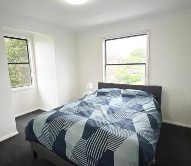 South Wentworthville House | Queen Room in Two Story House with Swimming Pool - SW3