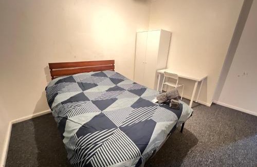 Pendle Hill House | Queen Room next to Station and Shops - PH5