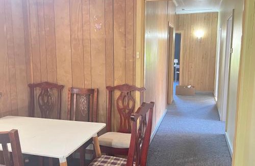 Pendle Hill House | Queen Room next to Station and Shops - PH5