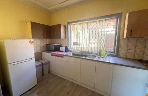 Pendle Hill House | Queen Room next to Station and Shops - PH5