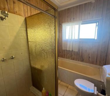Pendle Hill House | Queen Room next to Station and Shops - PH5