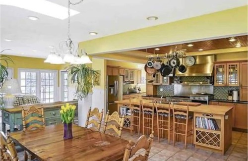 Andes House | Queen Rose Room with a large private bathroom