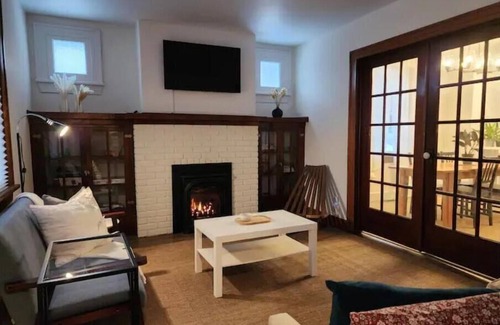 Georgetown House | Queen's Haven - Clean, Peaceful & Private Upper Unit in Historic Neighbourhood