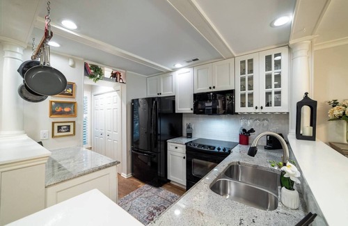 Cherry Condo | Queen's Road 2bdrm