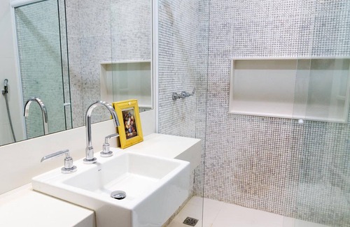 Sao Conrado Hotel | Queen-size suite in a luxury hotel