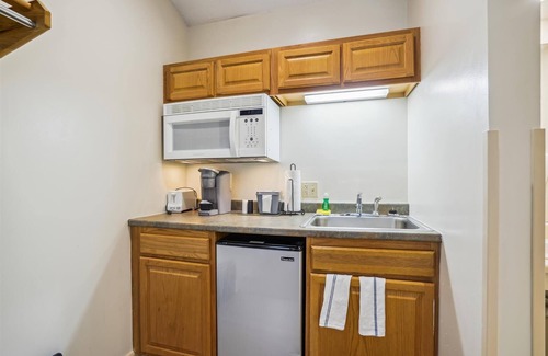 West Bridgewater Hotel | Queen Studio on the 2nd floor with outdoor heated pool 207