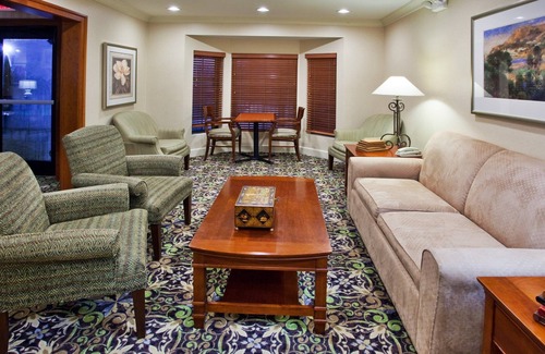 Eden Condo | Queen Suite | Laptop-friendly + FREE Breakfast