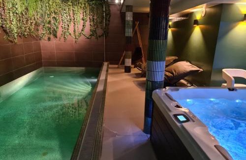 Clichy-Sous-Bois House | Queen Suite with Balcony and Private Spa Access 21h30-23h30