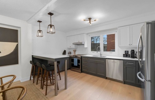 Toronto Entertainment District Hotel | Queen West Comforts - Downtown