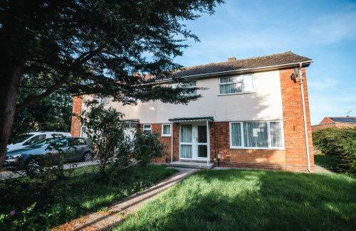 Swindon House | Queens Drive - Sleeps 6, 3 Bedrooms, Parking, Contractors Welcome