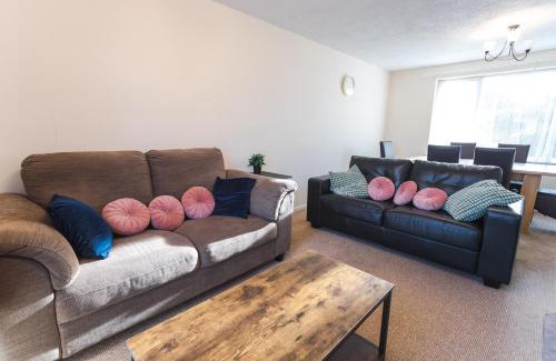 Swindon House | Queens Drive - Sleeps 6, 3 Bedrooms, Parking, Contractors Welcome
